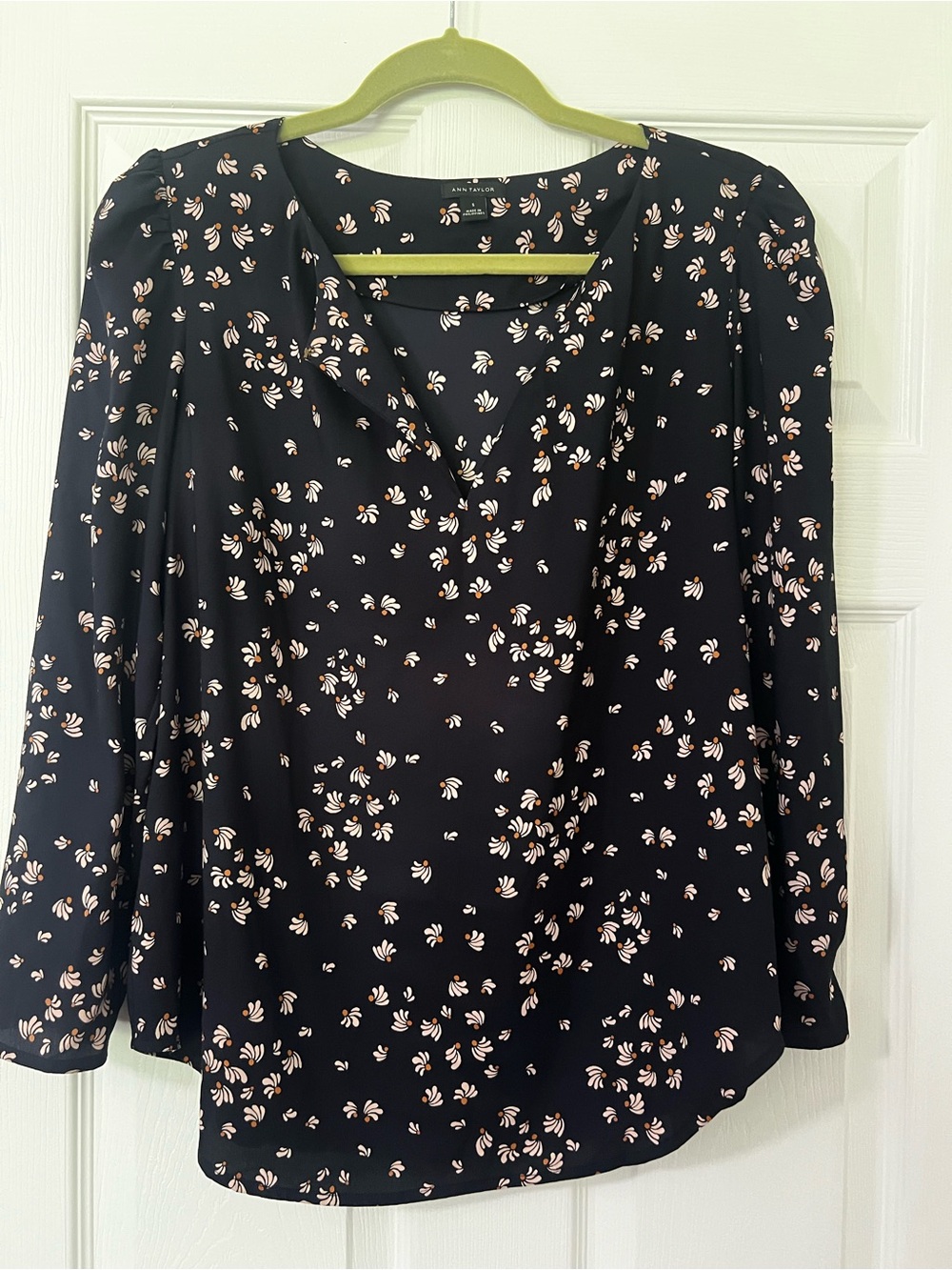 Ann Taylor Women’s Navy Floral V-Neck Long Sleeve Blouse S Polyester Chiffon